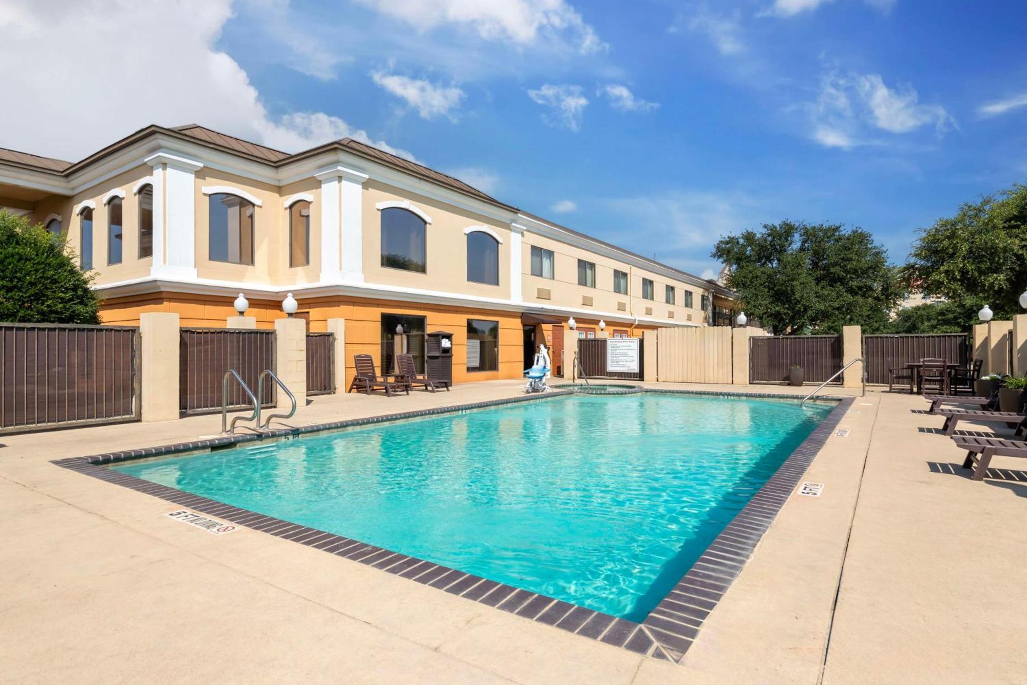 Best Western Inn & Suites New Braunfels Bagian luar foto